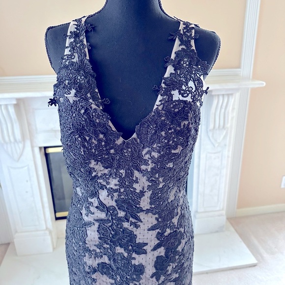 Tadashi Shoji Black Lace Gown – Elegant Formal Evening Dress (Size 10) - Picture 6 of 10